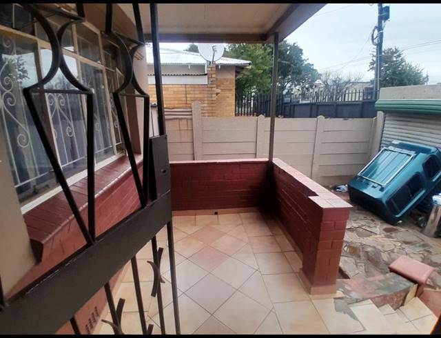 4 BEDROOM HOUSE FOR SALE IN BEZUIDENHOUT VALLEY